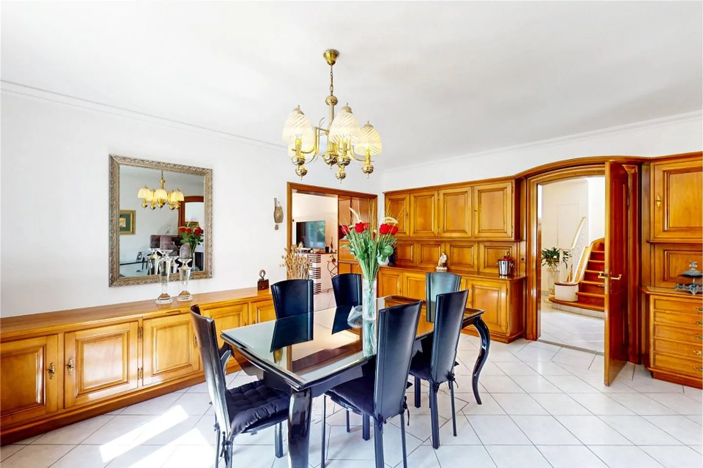 250 m² de surface habitable au cœur de Wildegg, calme, terrain de 784 m² WA3, à 100 m des transports publics et de Migros - Photo 5 sur 13