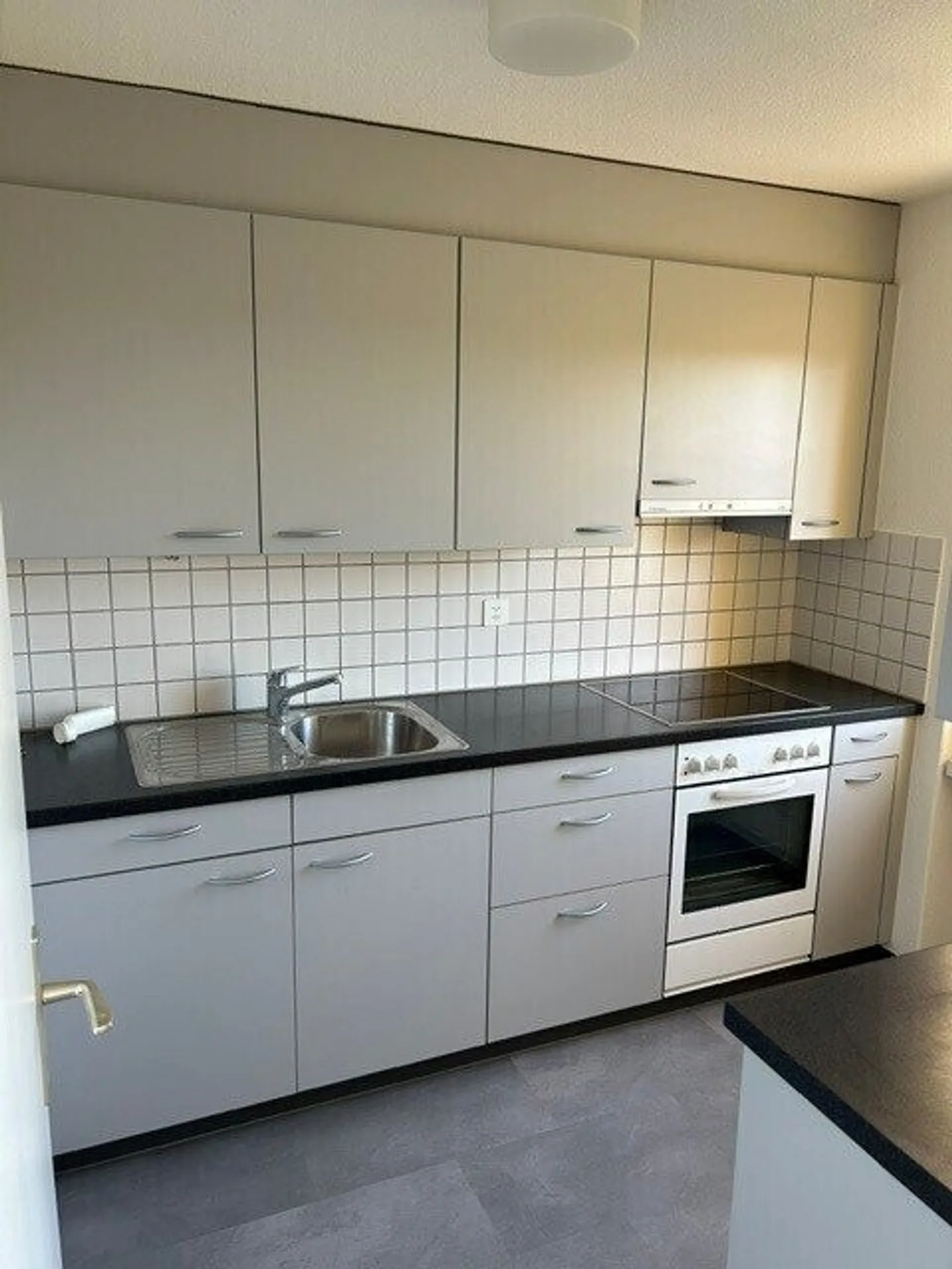 Vivere come nuovo: appartamento ristrutturato di 3.5 locali con splendida vista - Foto 2 di 6
