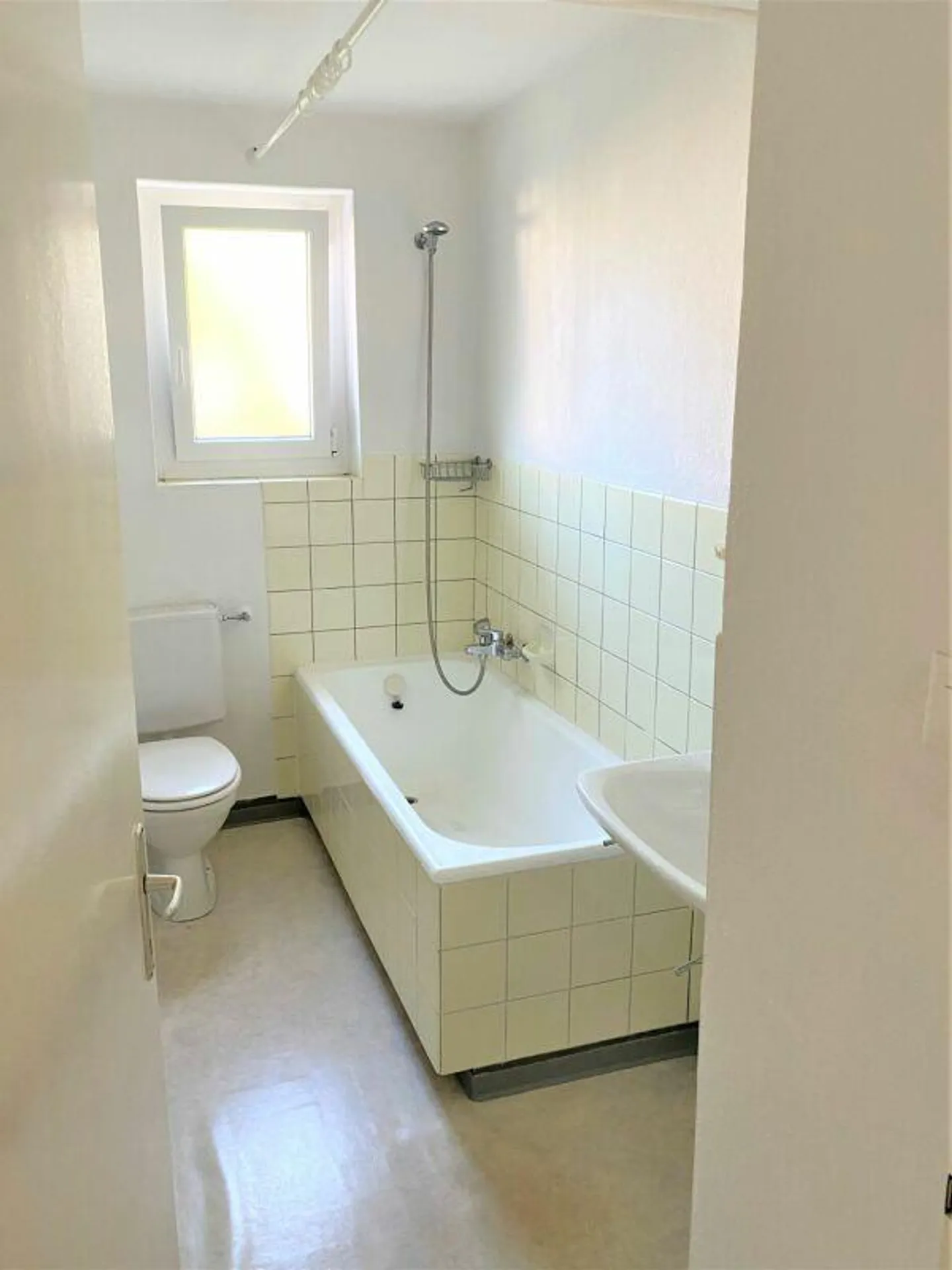 Appartamento singolo conveniente con balcone nel cuore di Kreuzlingen - Foto 3 di 8