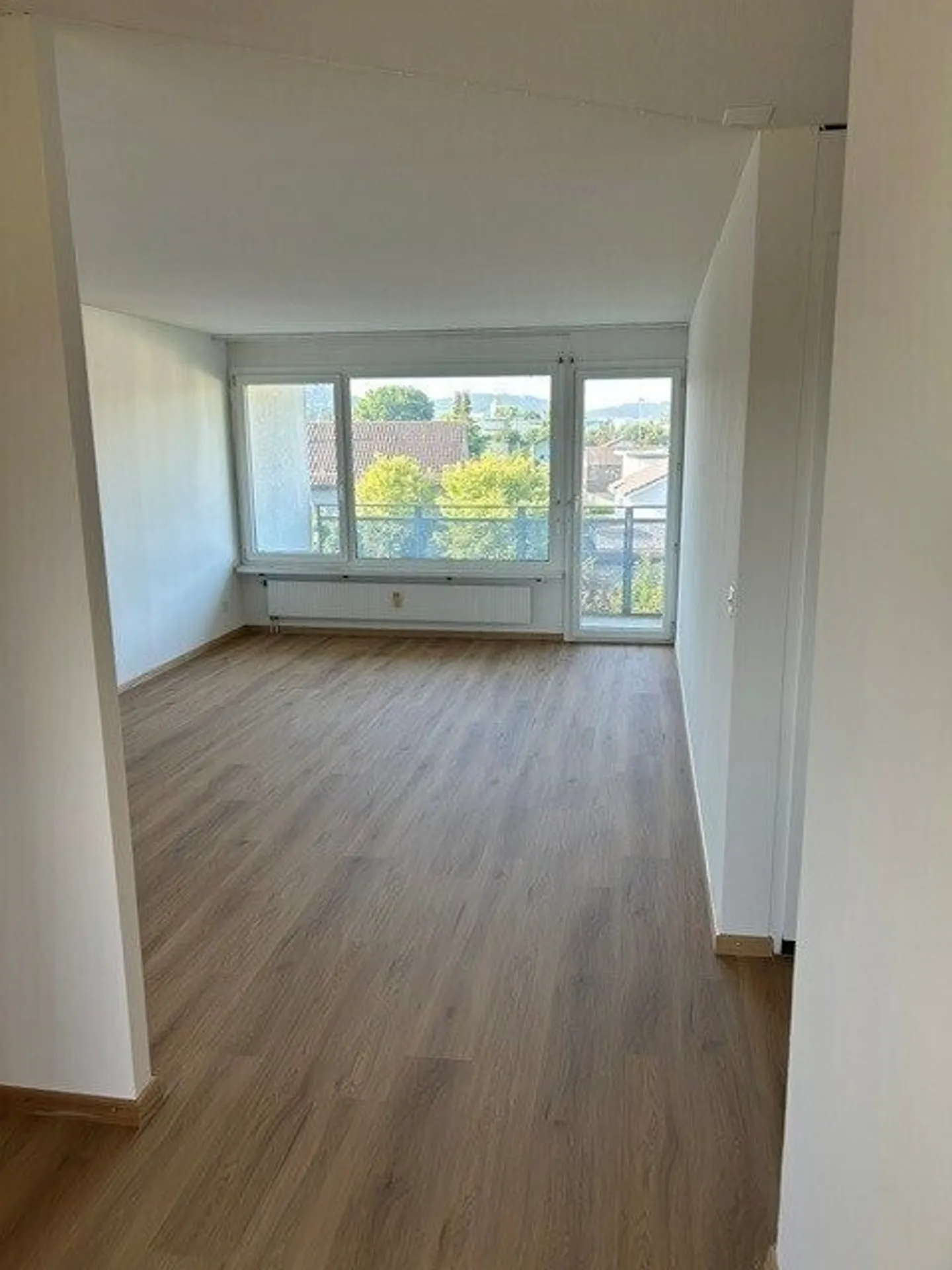 Vivere come nuovo: appartamento ristrutturato di 3.5 locali con splendida vista - Foto 3 di 6