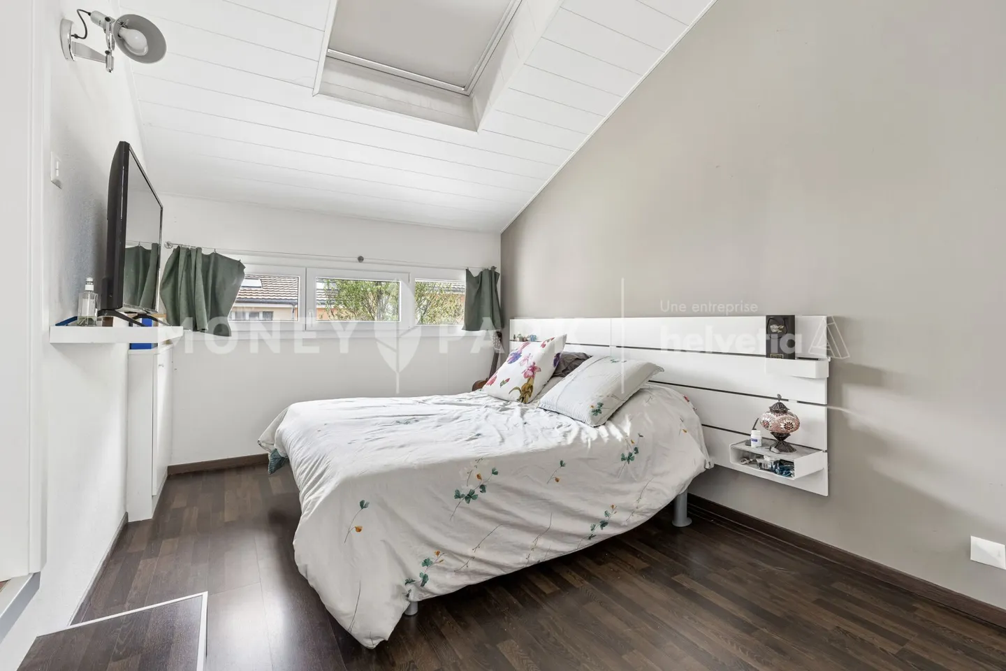 Semi-Detached House with 5.5 Rooms - Photo 8 of 14