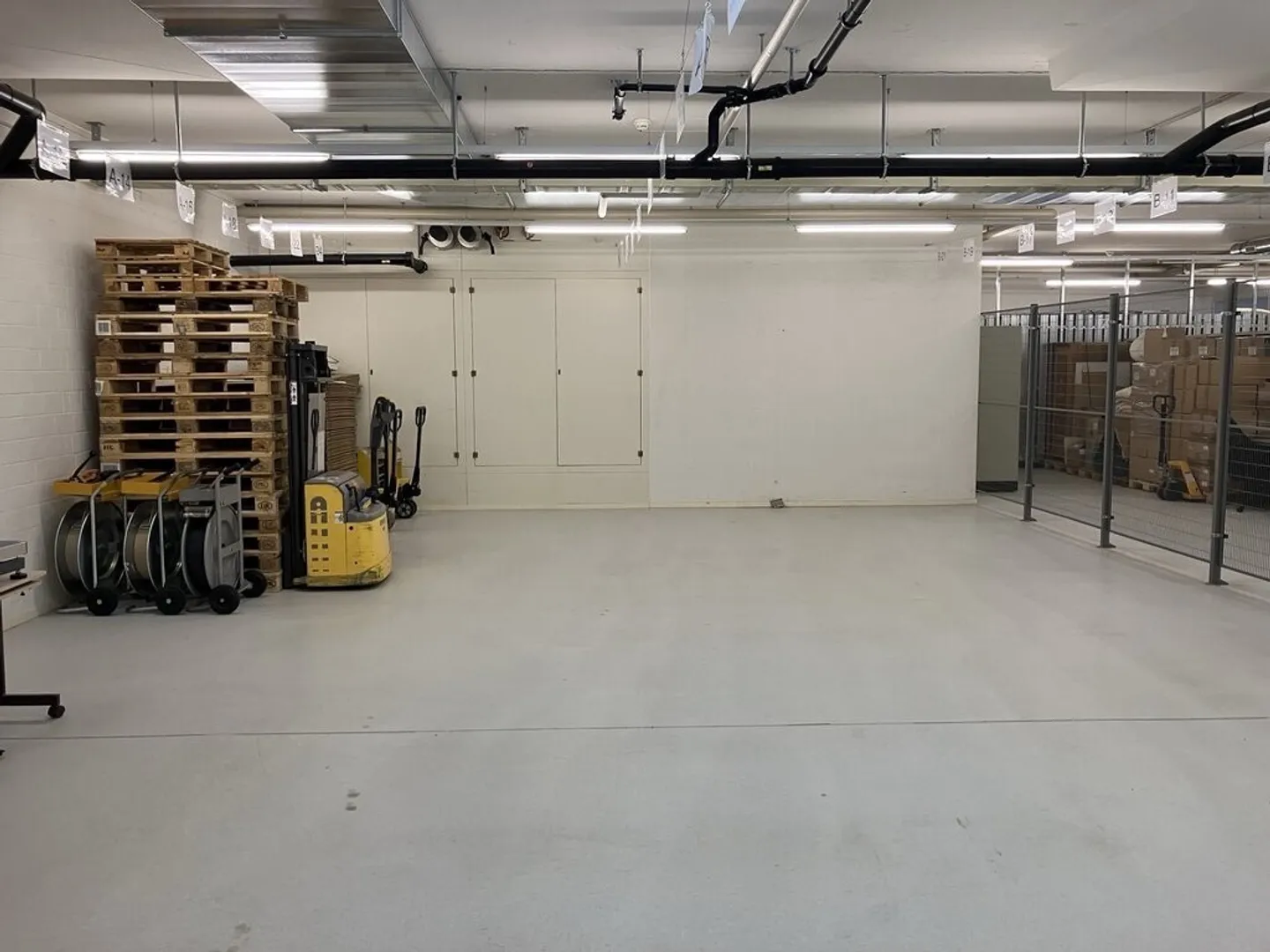 Entrepôt spacieux dans le quartier de Bachgaben - Photo 2 sur 4