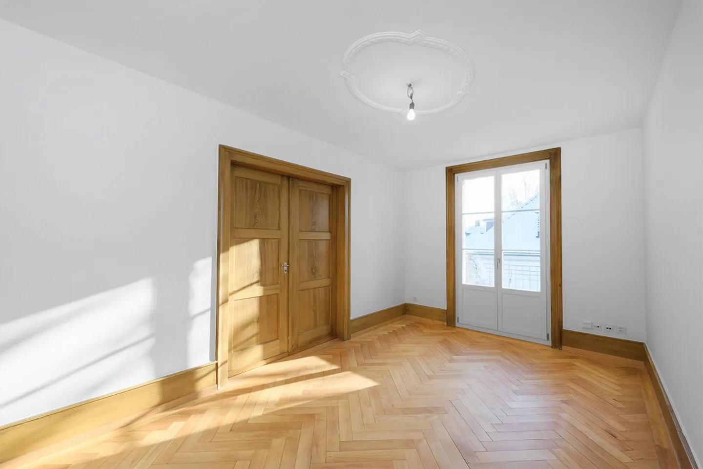 A Home for Lovers: High-Quality Renovation and Noble Details - Photo 11 of 21