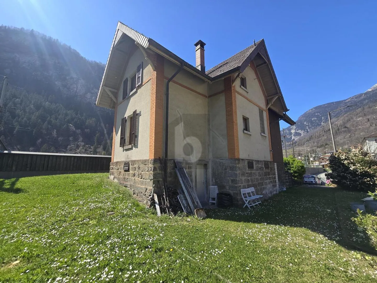 Spazioso e soleggiato con grande giardino - Foto 3 di 4
