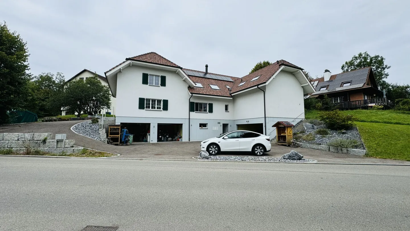 Grande casa unifamiliare quasi nuova di 6,5 stanze, 6 posti auto in garage + 4 posti auto, laghetto per koi, sala cinema, 3 bagni, posizione da sogno, a soli 10 min da Bubendorf - Foto 15 di 59