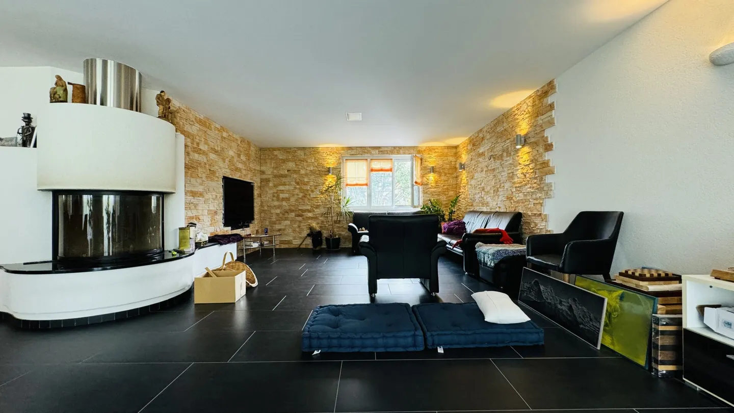 Grande casa unifamiliare quasi nuova di 6,5 stanze, 6 posti auto in garage + 4 posti auto, laghetto per koi, sala cinema, 3 bagni, posizione da sogno, a soli 10 min da Bubendorf - Foto 9 di 59