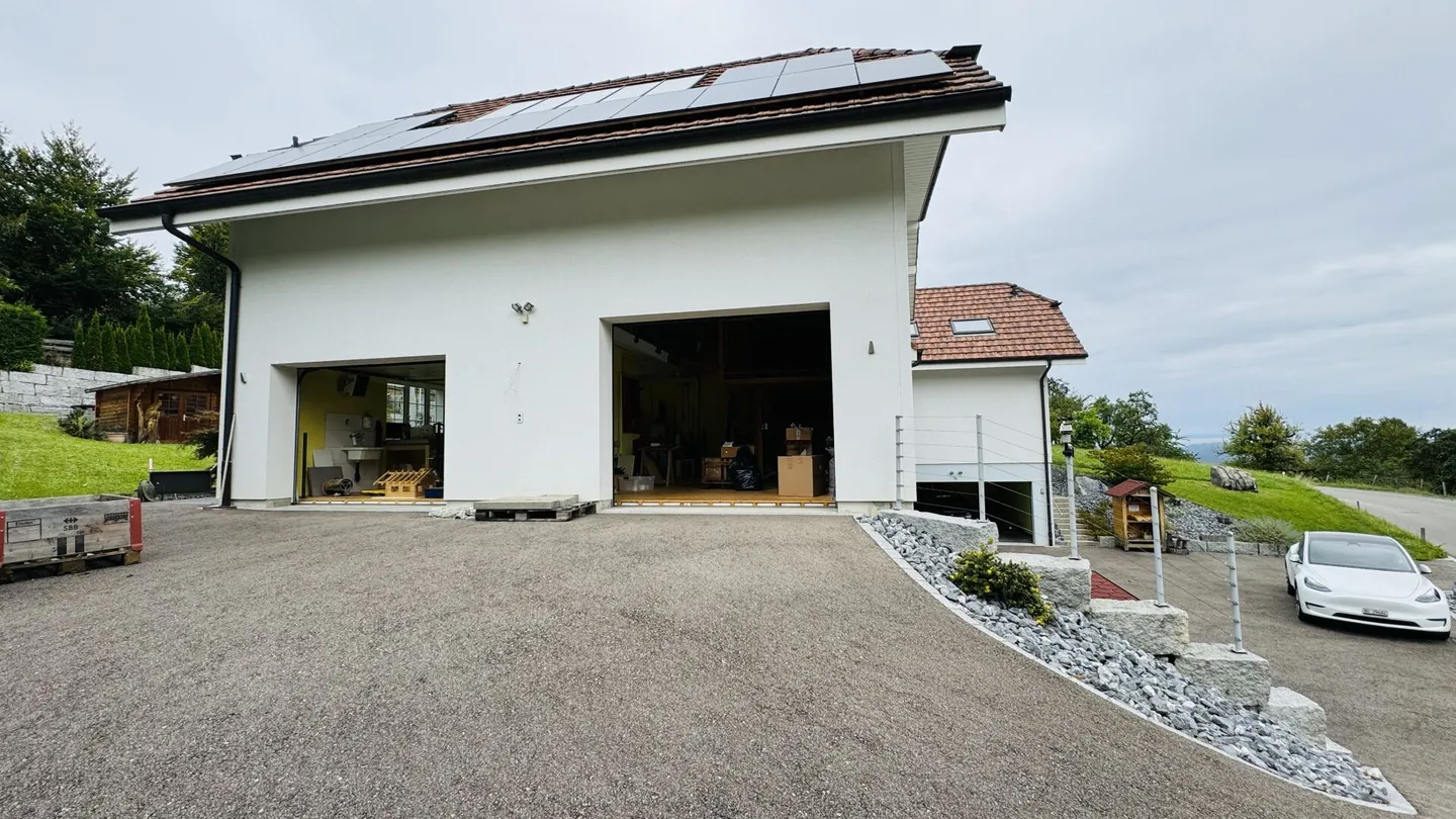 Grande casa unifamiliare quasi nuova di 6,5 stanze, 6 posti auto in garage + 4 posti auto, laghetto per koi, sala cinema, 3 bagni, posizione da sogno, a soli 10 min da Bubendorf - Foto 29 di 59