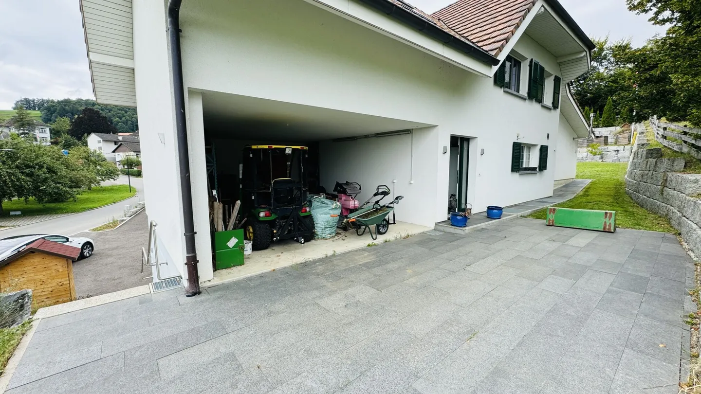 Grande casa unifamiliare quasi nuova di 6,5 stanze, 6 posti auto in garage + 4 posti auto, laghetto per koi, sala cinema, 3 bagni, posizione da sogno, a soli 10 min da Bubendorf - Foto 30 di 59