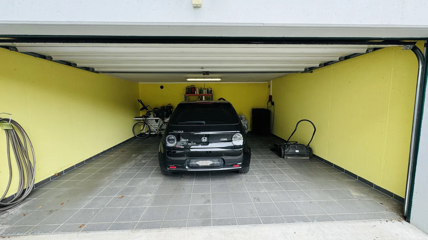 Grande casa unifamiliare quasi nuova di 6,5 stanze, 6 posti auto in garage + 4 posti auto, laghetto per koi, sala cinema, 3 bagni, posizione da sogno, a soli 10 min da Bubendorf - Foto 31 di 59