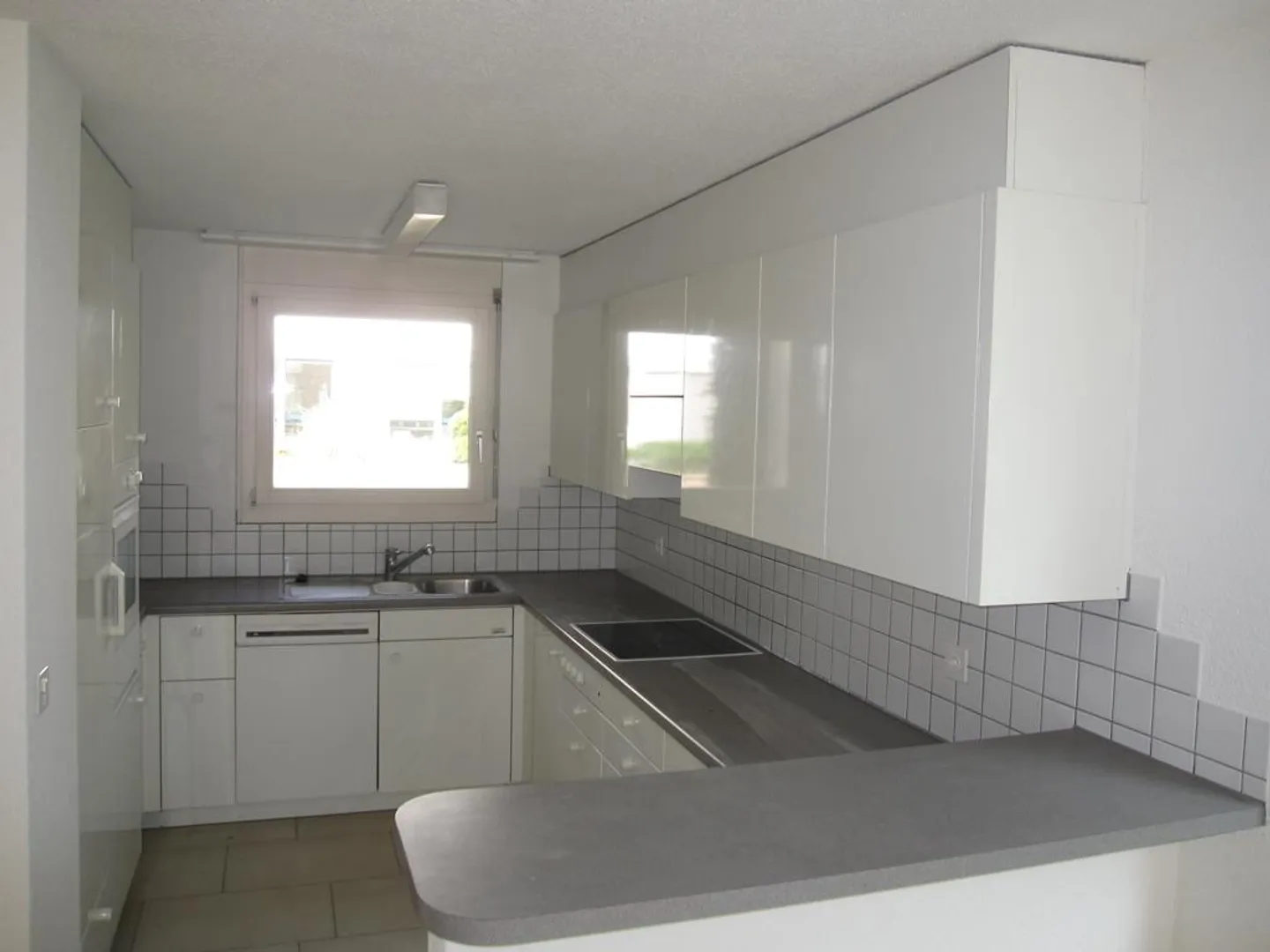 4.5-Room Maisonette Apartment Near the Train Station! - Photo 2 of 10