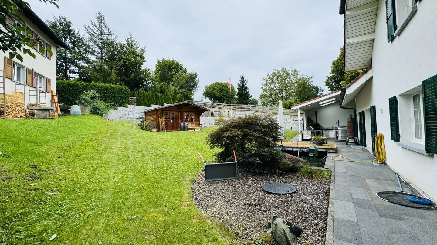 Grande casa unifamiliare quasi nuova di 6,5 stanze, 6 posti auto in garage + 4 posti auto, laghetto per koi, sala cinema, 3 bagni, posizione da sogno, a soli 10 min da Bubendorf - Foto 34 di 59