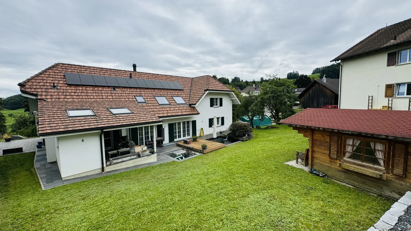 Grande casa unifamiliare quasi nuova di 6,5 stanze, 6 posti auto in garage + 4 posti auto, laghetto per koi, sala cinema, 3 bagni, posizione da sogno, a soli 10 min da Bubendorf - Foto 25 di 59
