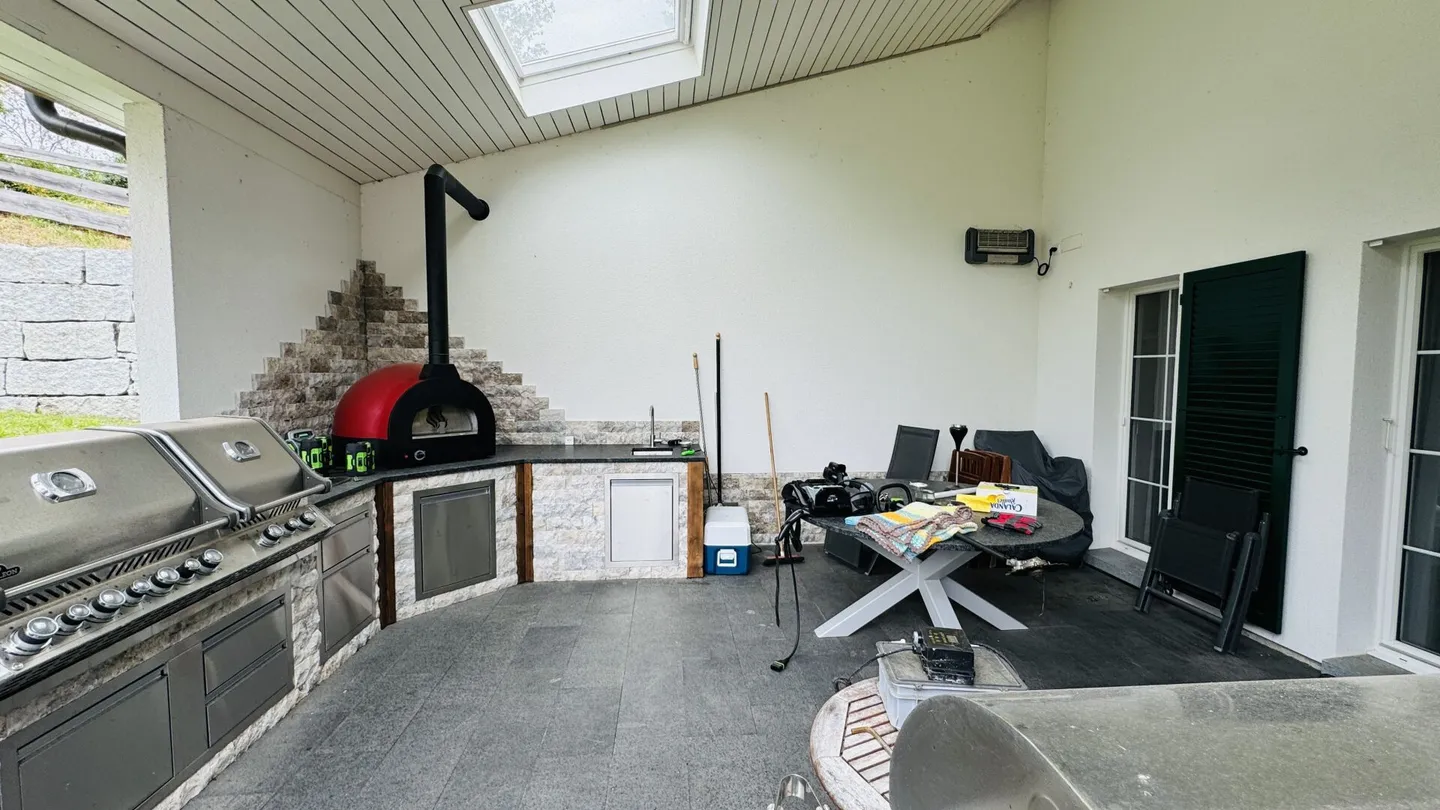Grande casa unifamiliare quasi nuova di 6,5 stanze, 6 posti auto in garage + 4 posti auto, laghetto per koi, sala cinema, 3 bagni, posizione da sogno, a soli 10 min da Bubendorf - Foto 28 di 59