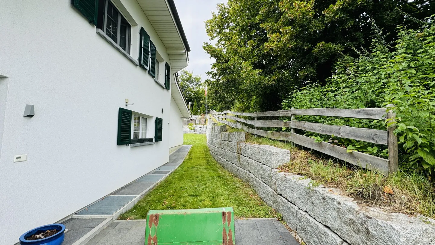Grande casa unifamiliare quasi nuova di 6,5 stanze, 6 posti auto in garage + 4 posti auto, laghetto per koi, sala cinema, 3 bagni, posizione da sogno, a soli 10 min da Bubendorf - Foto 32 di 59