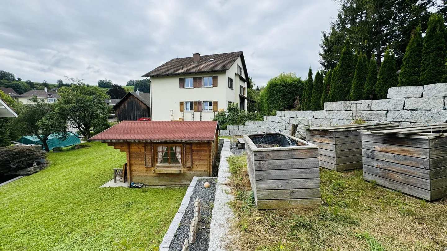 Grande casa unifamiliare quasi nuova di 6,5 stanze, 6 posti auto in garage + 4 posti auto, laghetto per koi, sala cinema, 3 bagni, posizione da sogno, a soli 10 min da Bubendorf - Foto 44 di 59