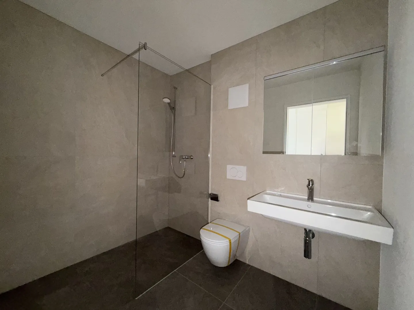 Newly built 4.5-room apartment on the 1st floor with underground parking - Photo 9 of 16