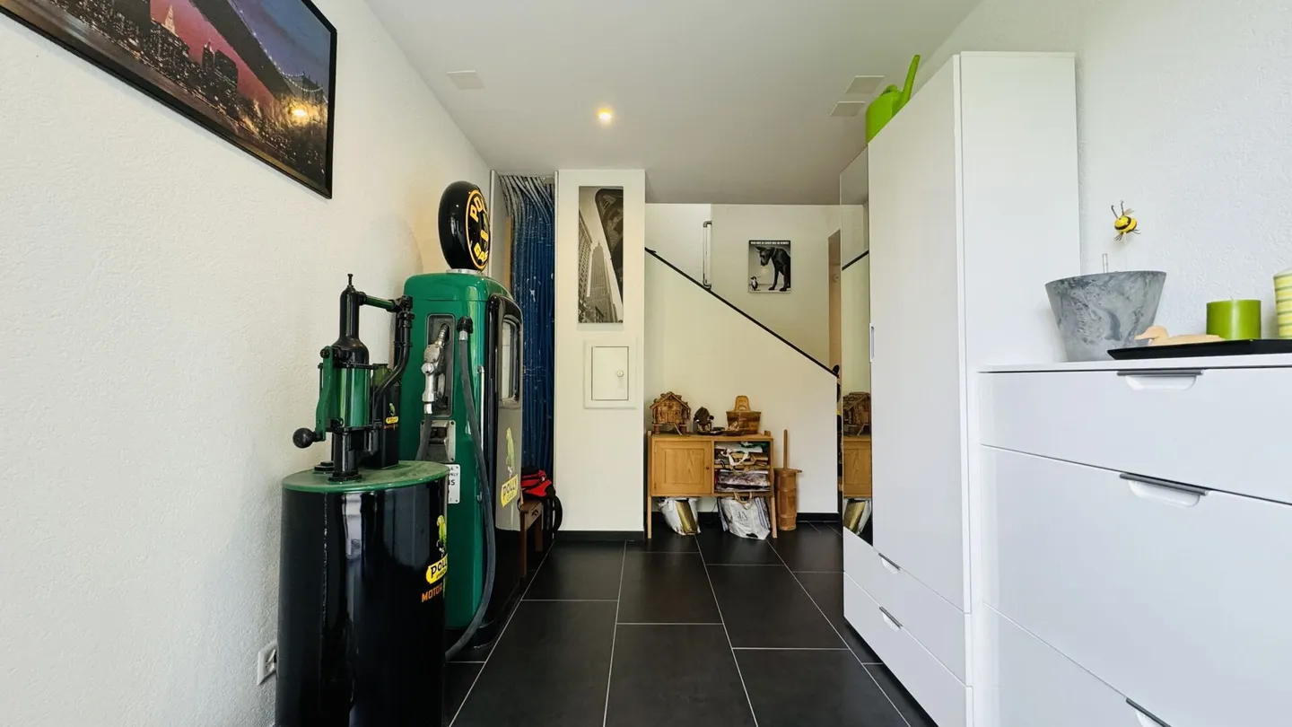 Grande casa unifamiliare quasi nuova di 6,5 stanze, 6 posti auto in garage + 4 posti auto, laghetto per koi, sala cinema, 3 bagni, posizione da sogno, a soli 10 min da Bubendorf - Foto 39 di 59