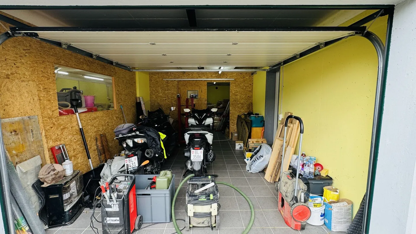 Grande casa unifamiliare quasi nuova di 6,5 stanze, 6 posti auto in garage + 4 posti auto, laghetto per koi, sala cinema, 3 bagni, posizione da sogno, a soli 10 min da Bubendorf - Foto 38 di 59