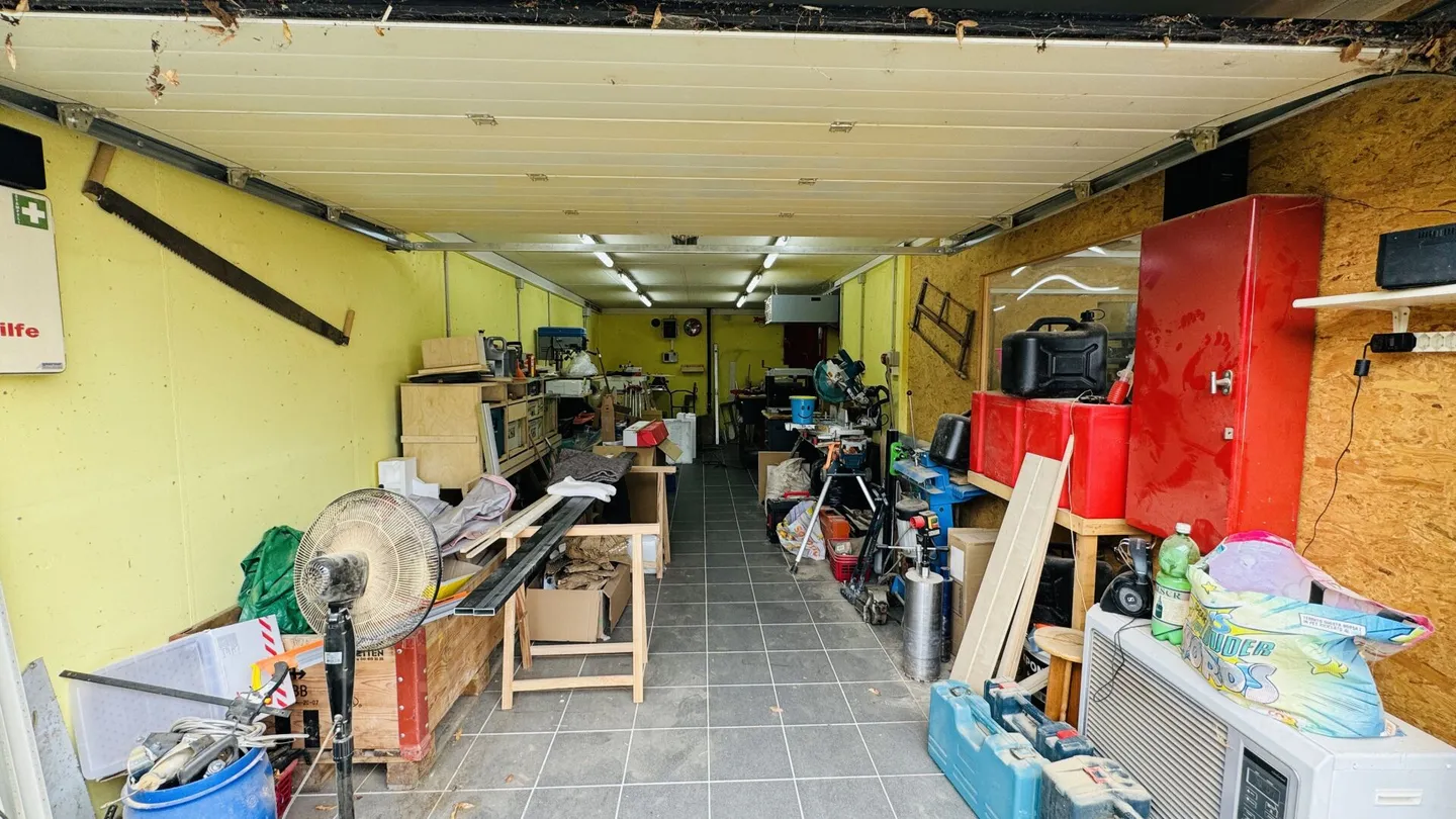 Grande casa unifamiliare quasi nuova di 6,5 stanze, 6 posti auto in garage + 4 posti auto, laghetto per koi, sala cinema, 3 bagni, posizione da sogno, a soli 10 min da Bubendorf - Foto 37 di 59