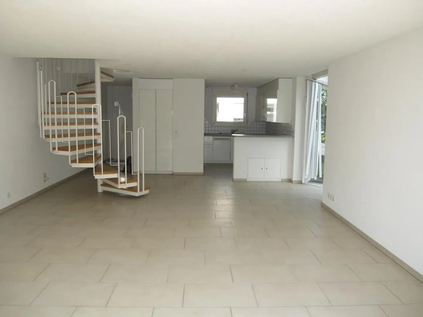 4.5-Room Maisonette Apartment Near the Train Station! - Photo 3 of 10