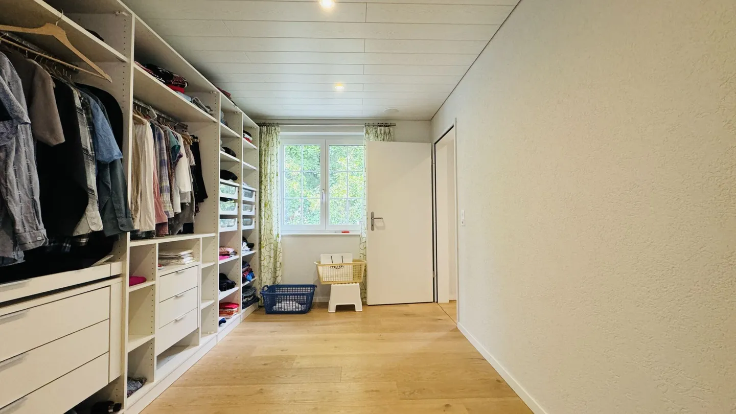 Grande casa unifamiliare quasi nuova di 6,5 stanze, 6 posti auto in garage + 4 posti auto, laghetto per koi, sala cinema, 3 bagni, posizione da sogno, a soli 10 min da Bubendorf - Foto 21 di 59