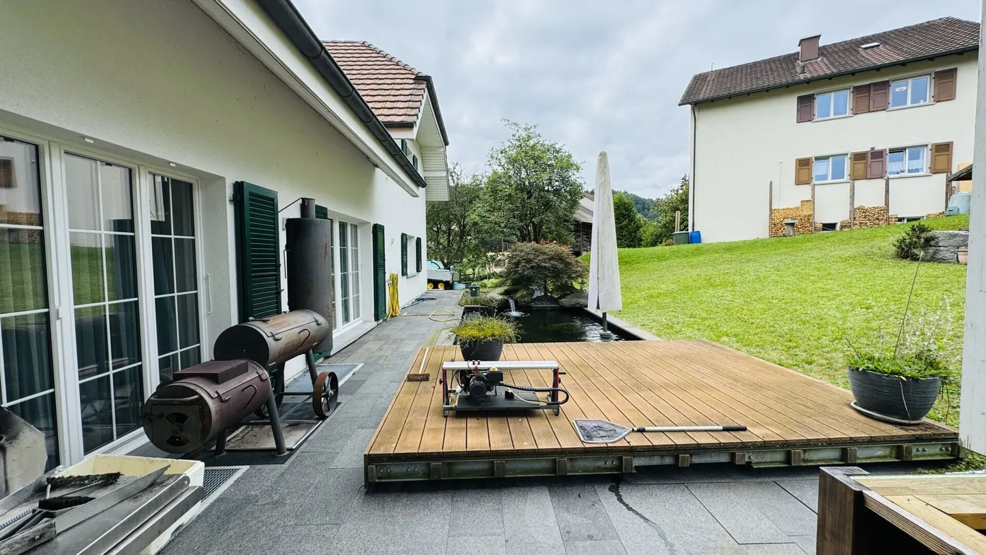 Grande casa unifamiliare quasi nuova di 6,5 stanze, 6 posti auto in garage + 4 posti auto, laghetto per koi, sala cinema, 3 bagni, posizione da sogno, a soli 10 min da Bubendorf - Foto 33 di 59