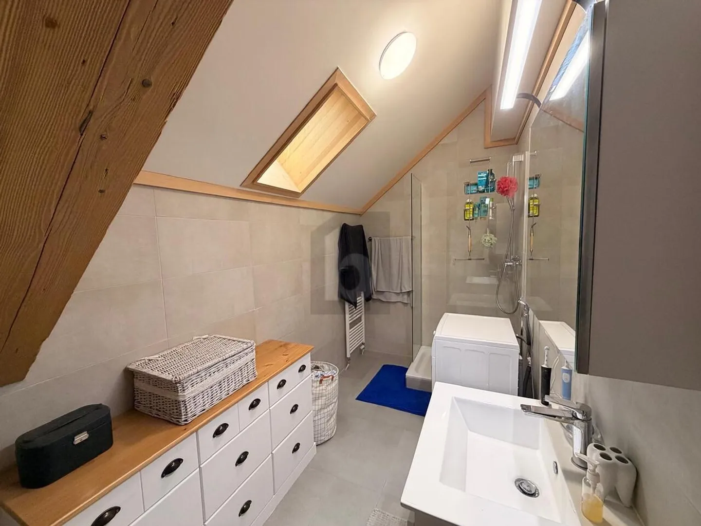 SPACIOUS, BRIGHT AND MODERN - Photo 5 of 6