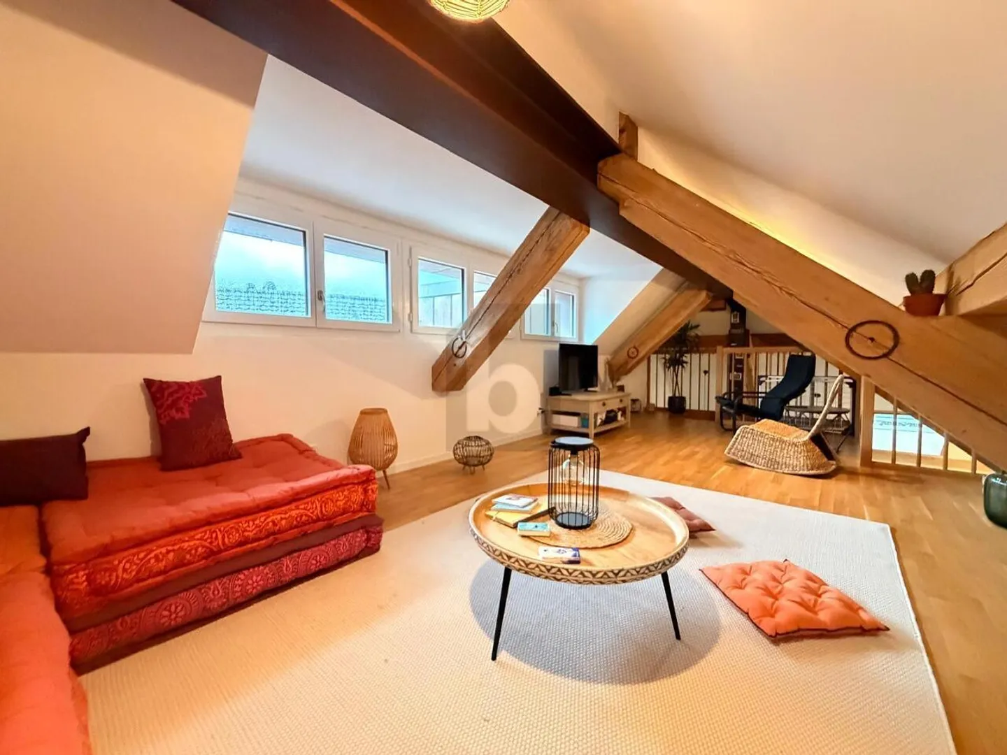 SPACIOUS, BRIGHT AND MODERN - Photo 2 of 6