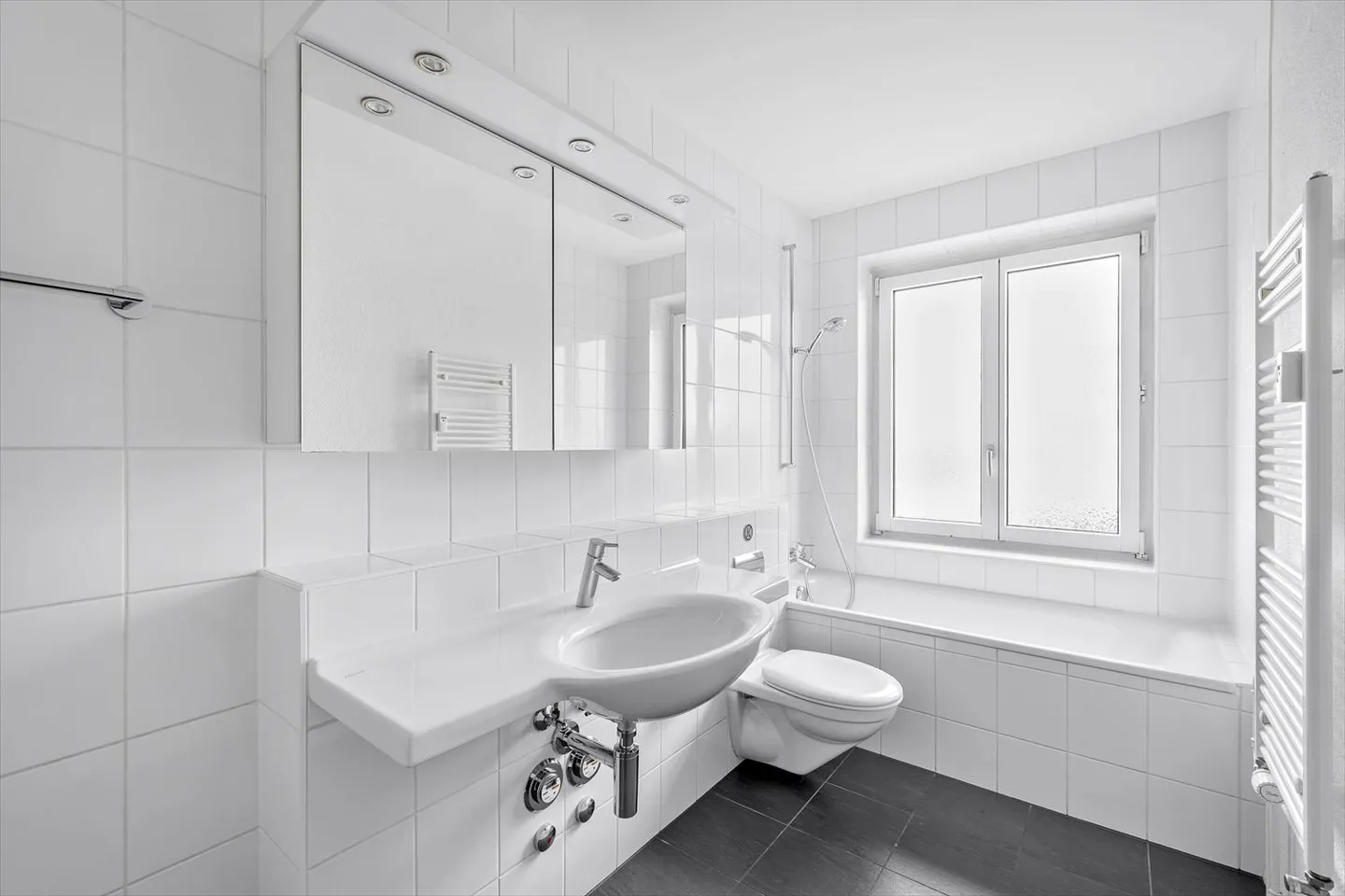 Ampio appartamento in una posizione centrale - Foto 4 di 7