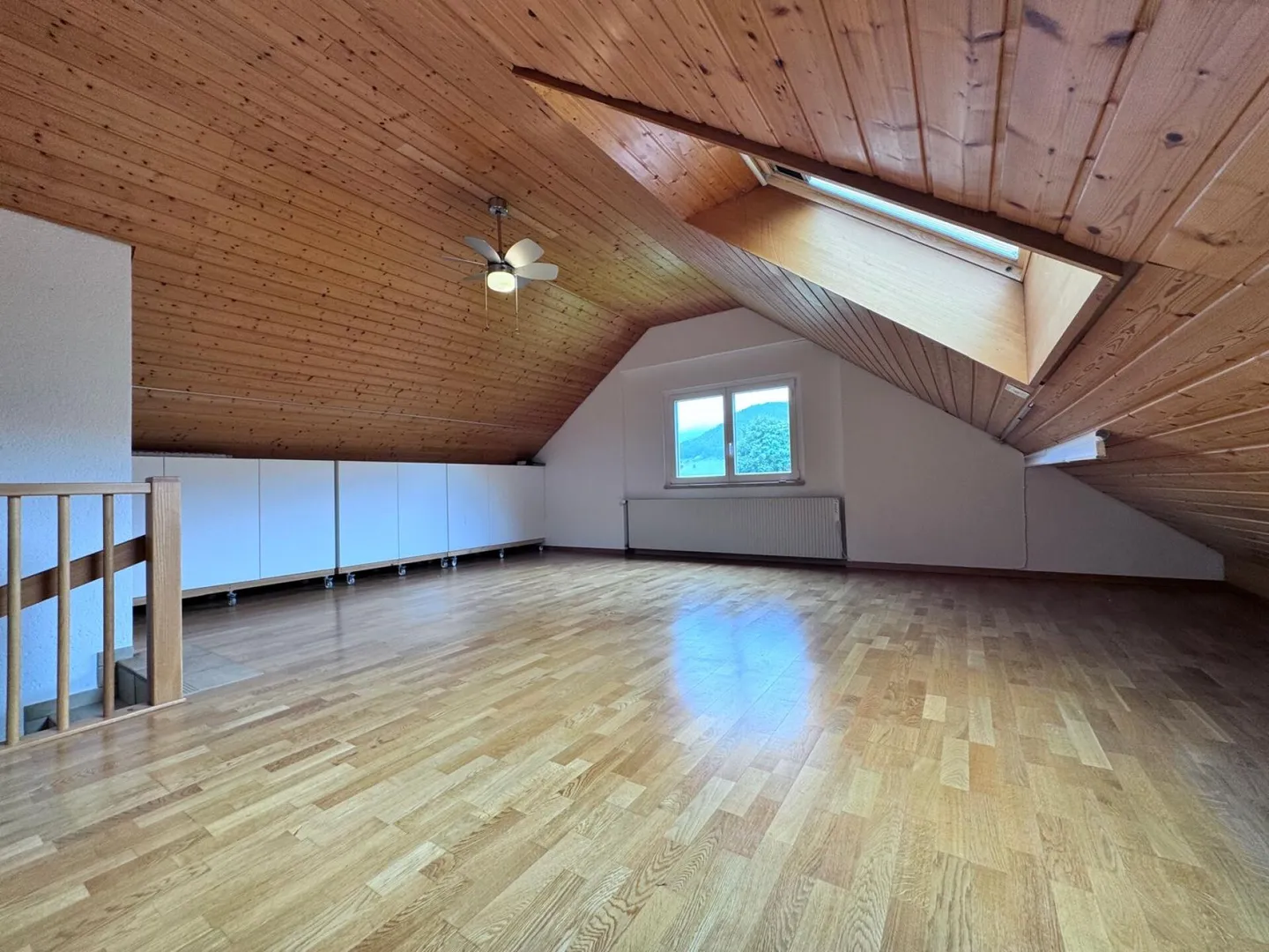 Maison semi-détachée de 4,5 pièces avec 3 places de parking, système photovoltaïque, véranda, cheminée, sauna et jardin - Photo 4 sur 24