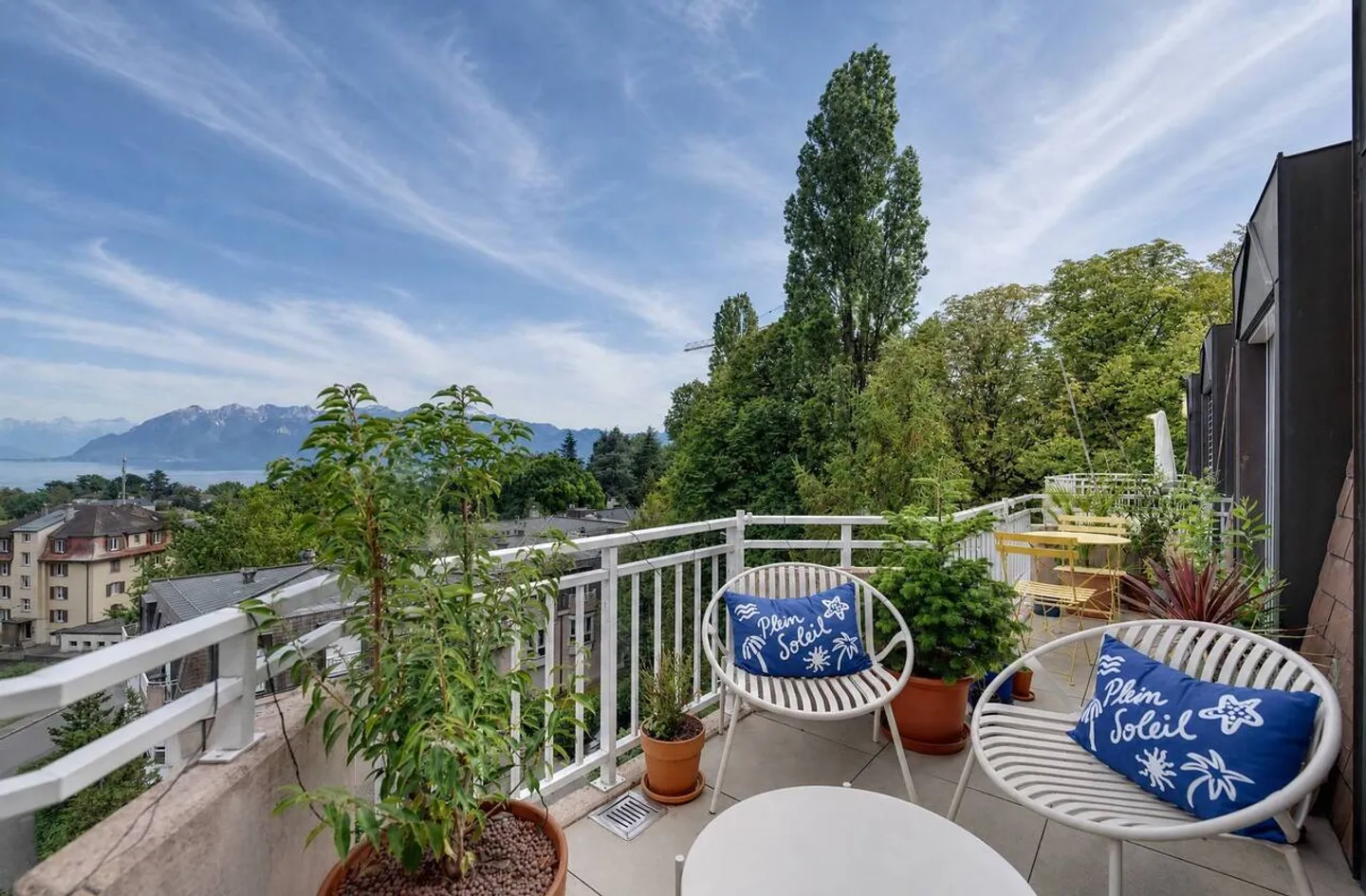 Charming attic studio with a view of the lake! - Photo 8 of 8