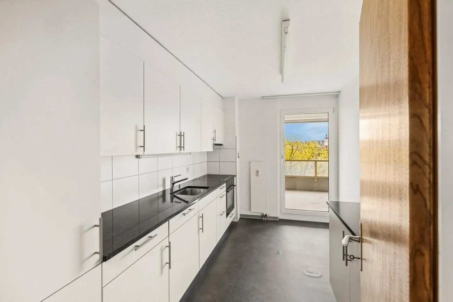 Spacious, bright apartment with fantastic views! - Photo 4 of 10