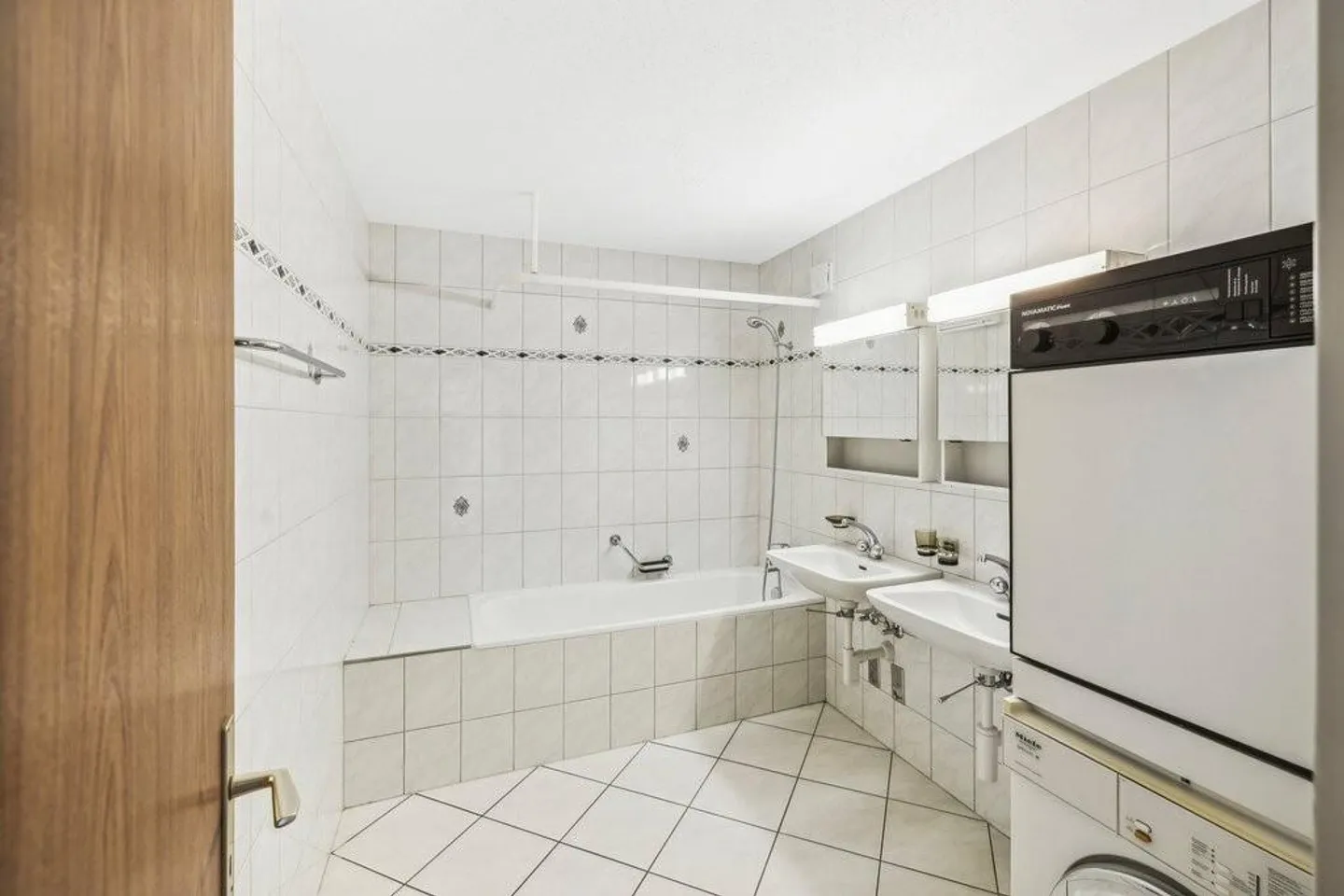 Spacious, bright apartment with fantastic views! - Photo 5 of 10