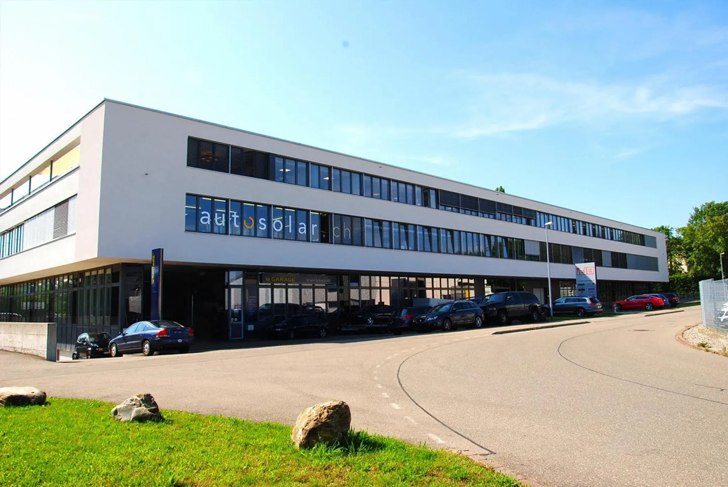 Espace commercial / bureau dans la zone industrielle - Photo 1 sur 9