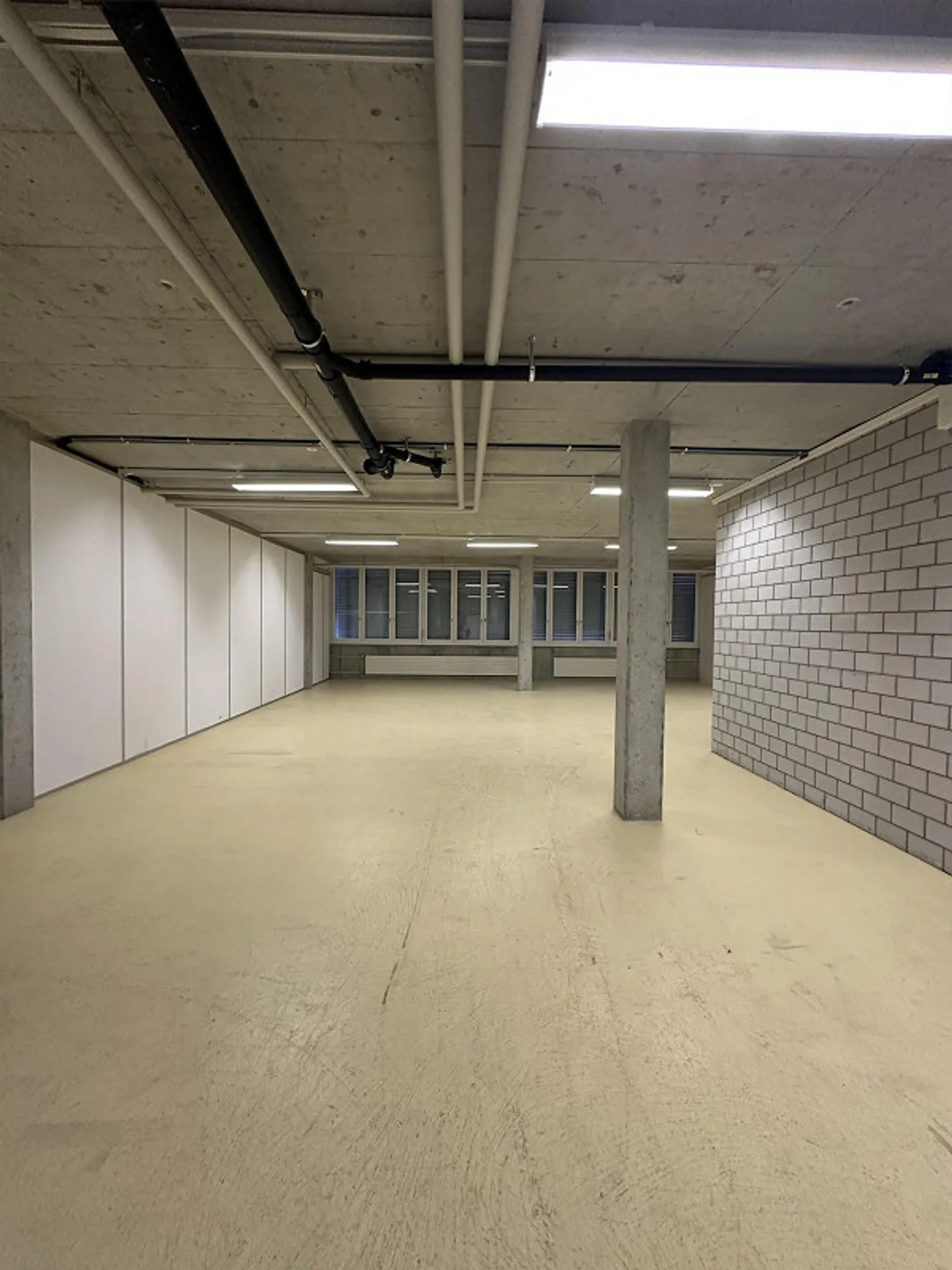 Espace commercial / bureau dans la zone industrielle - Photo 6 sur 9