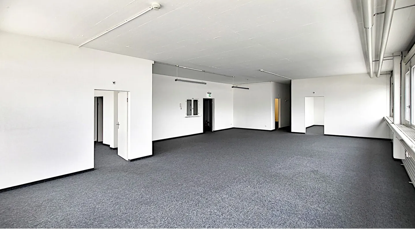 Bureau entièrement équipé avec salles de réunion, kitchenette, espace ouvert, etc. - Photo 1 sur 12