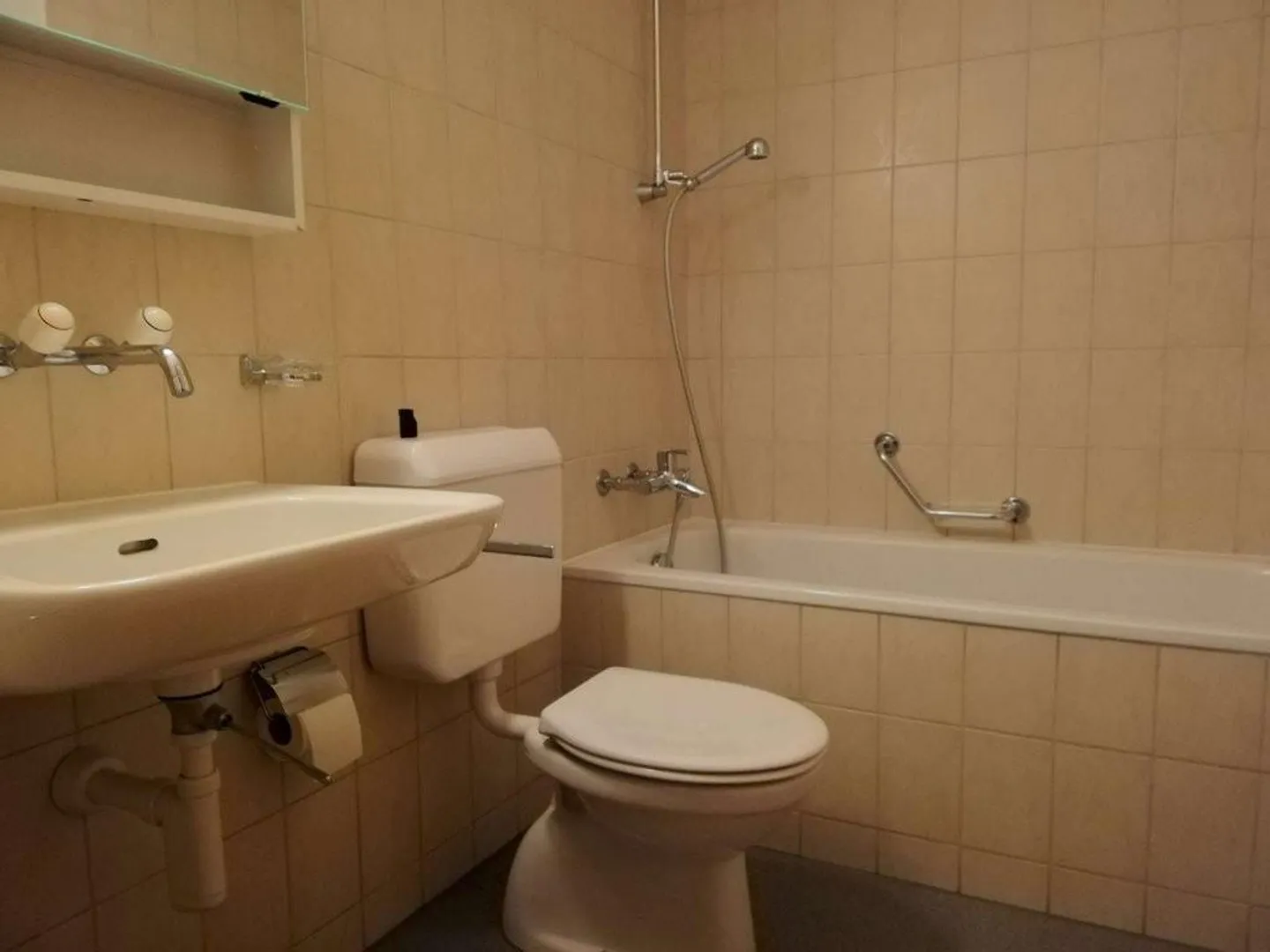 Accogliente appartamento di 3,5 stanze vicino al campo da tennis - Foto 4 di 7