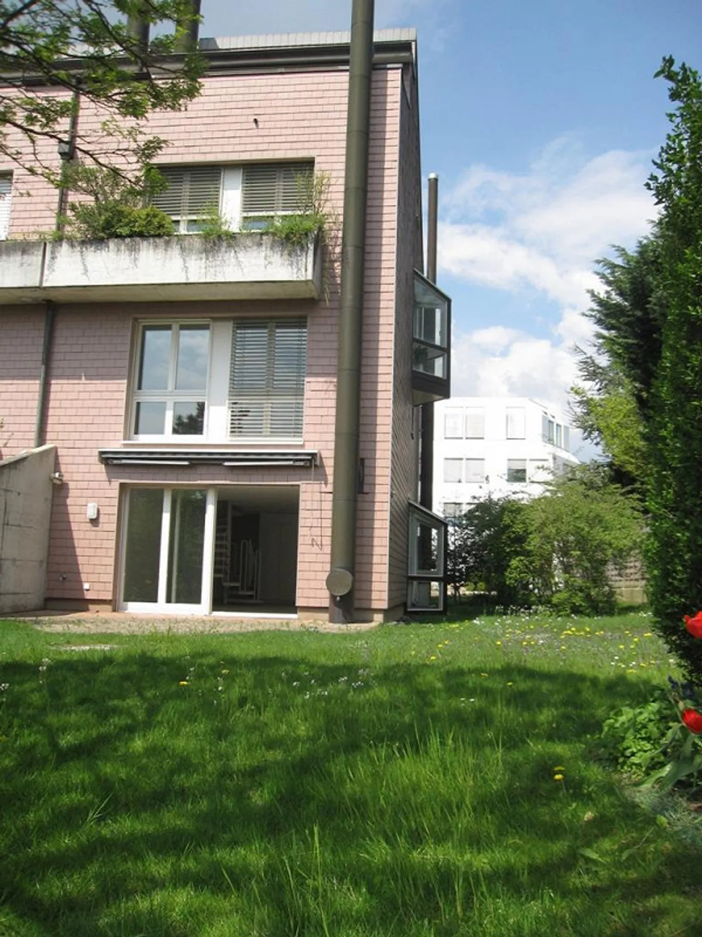 4.5-Room Maisonette Apartment Near the Train Station! - Photo 10 of 10