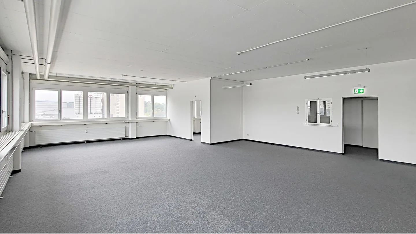 Bureau entièrement équipé avec salles de réunion, kitchenette, espace ouvert, etc. - Photo 3 sur 12