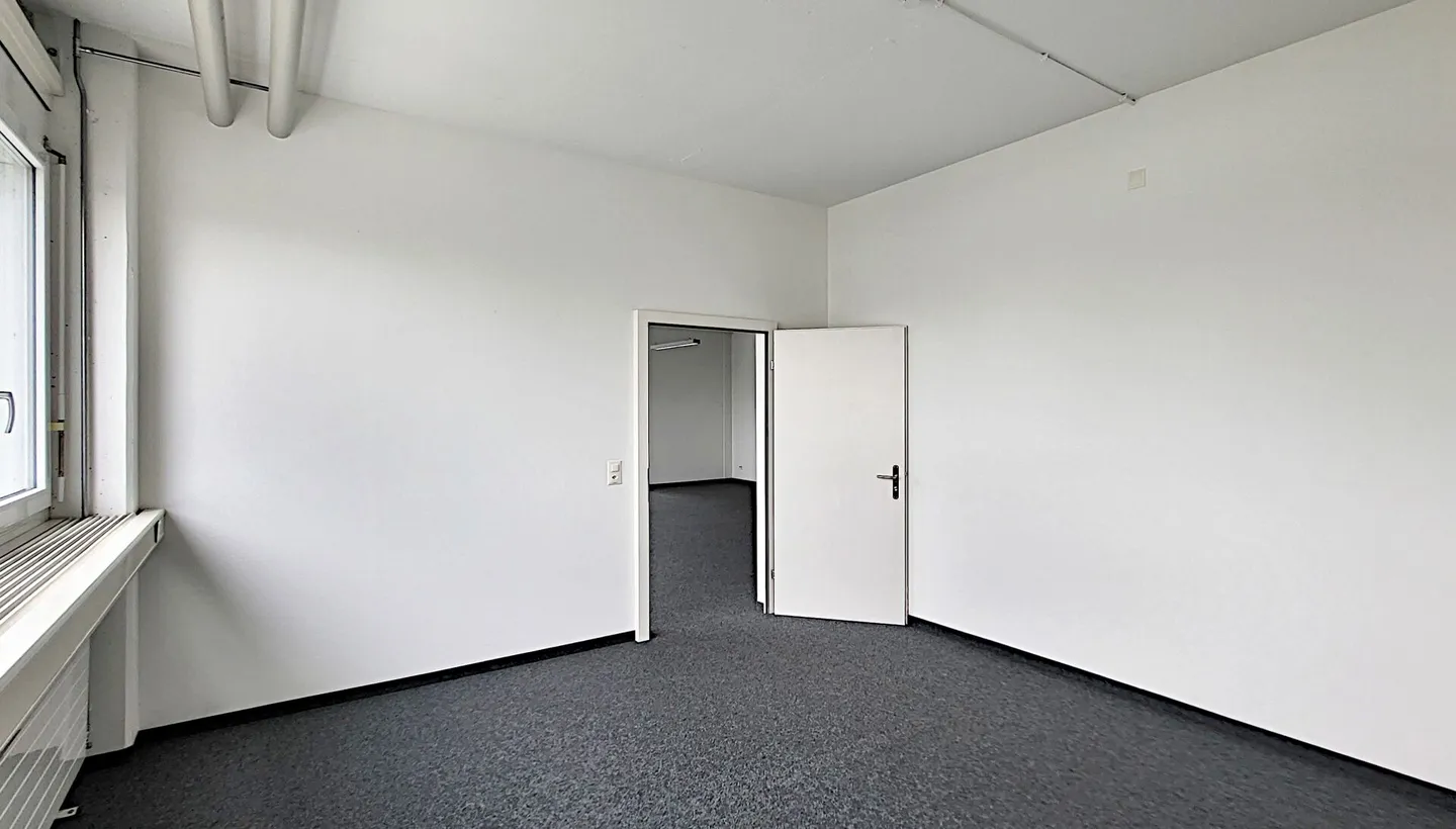 Bureau entièrement équipé avec salles de réunion, kitchenette, espace ouvert, etc. - Photo 4 sur 12