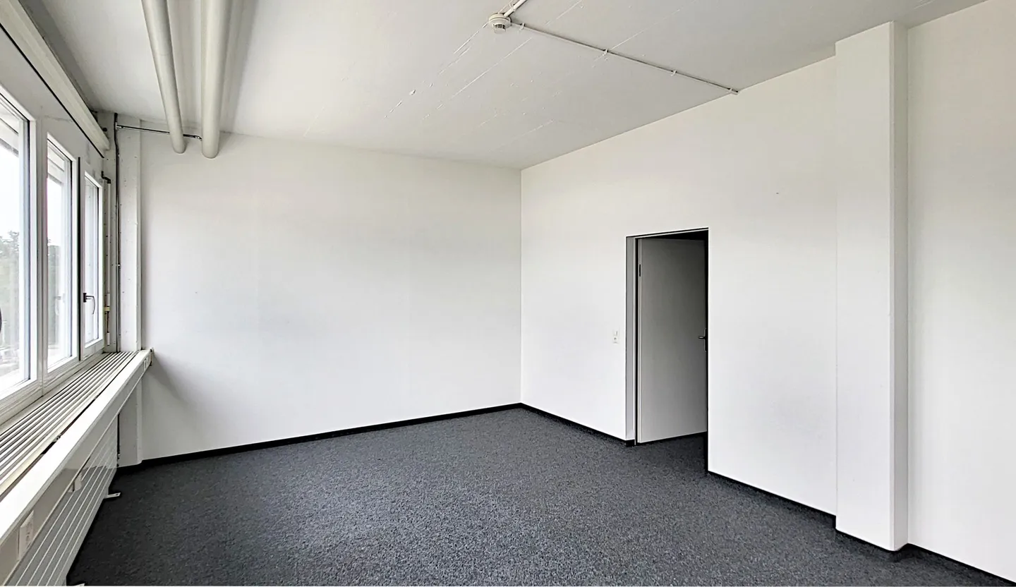 Bureau entièrement équipé avec salles de réunion, kitchenette, espace ouvert, etc. - Photo 5 sur 12