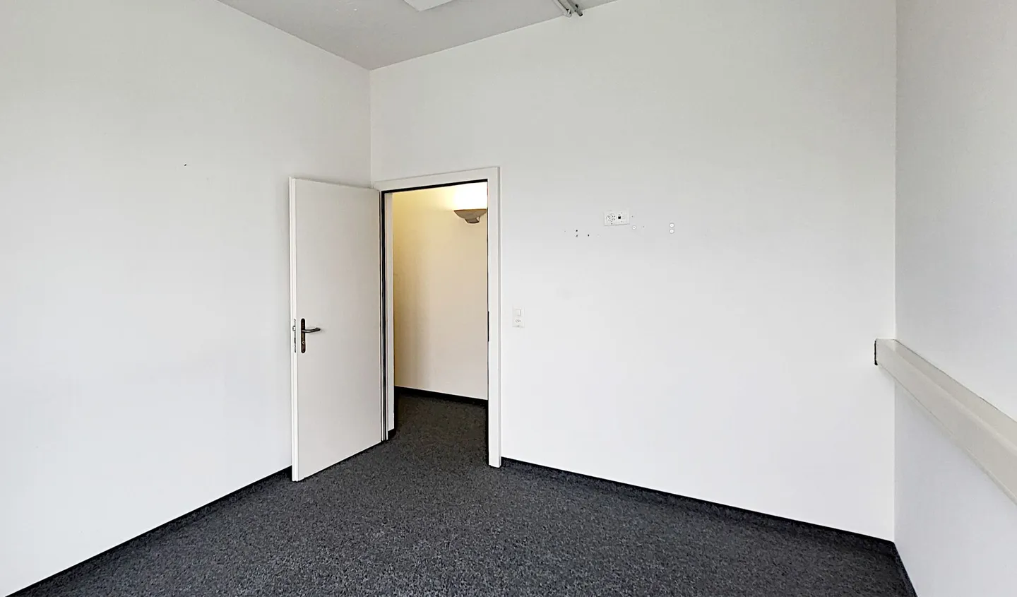 Bureau entièrement équipé avec salles de réunion, kitchenette, espace ouvert, etc. - Photo 6 sur 12
