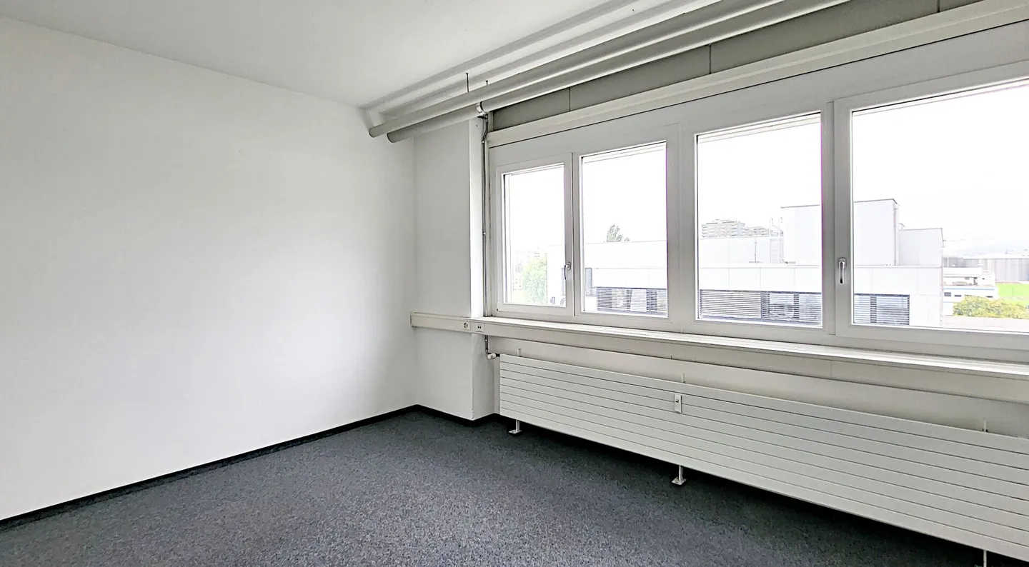 Bureau entièrement équipé avec salles de réunion, kitchenette, espace ouvert, etc. - Photo 7 sur 12