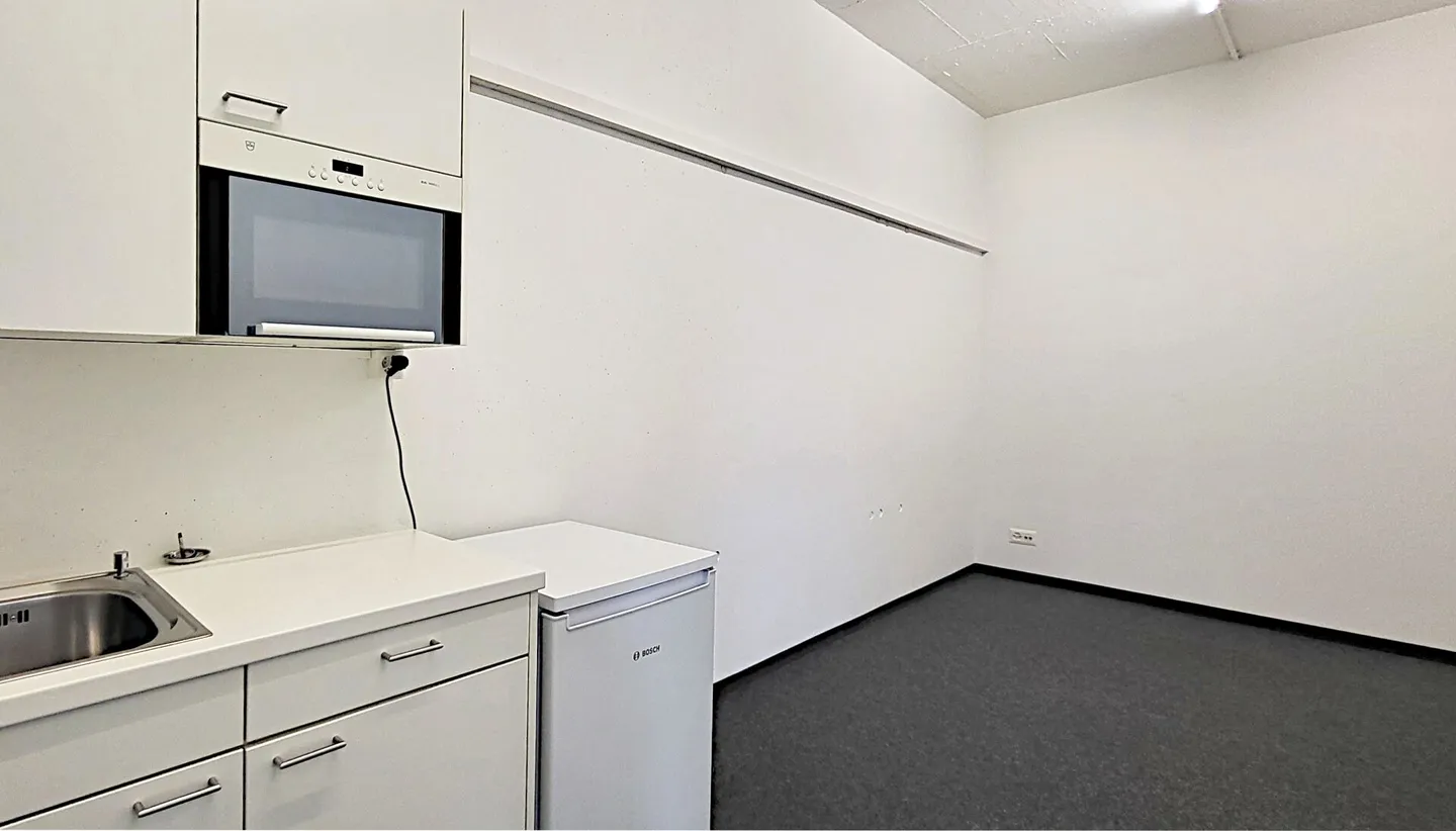 Bureau entièrement équipé avec salles de réunion, kitchenette, espace ouvert, etc. - Photo 8 sur 12