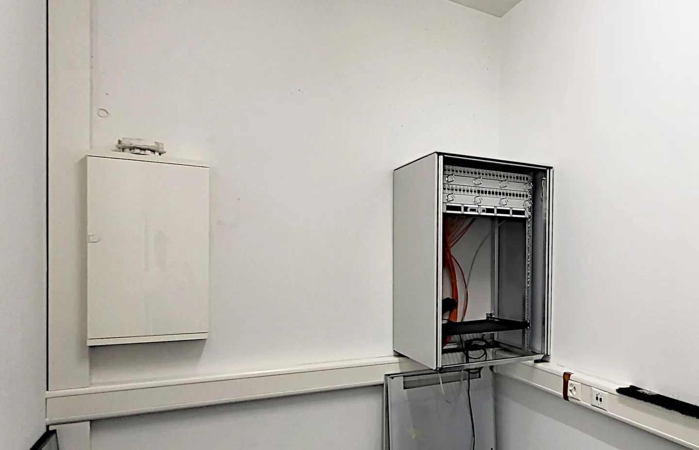 Bureau entièrement équipé avec salles de réunion, kitchenette, espace ouvert, etc. - Photo 9 sur 12