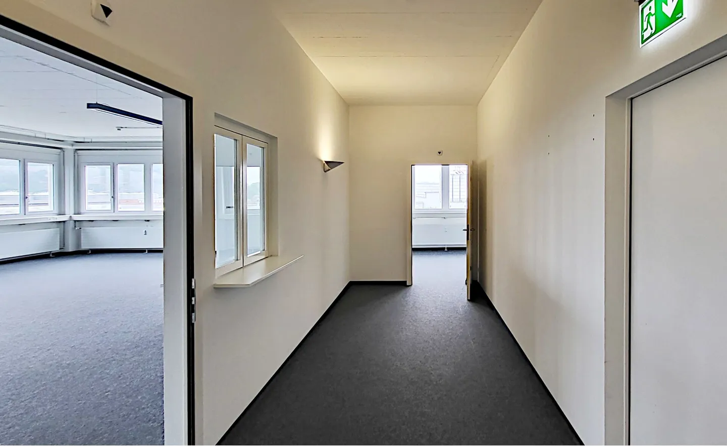 Bureau entièrement équipé avec salles de réunion, kitchenette, espace ouvert, etc. - Photo 10 sur 12