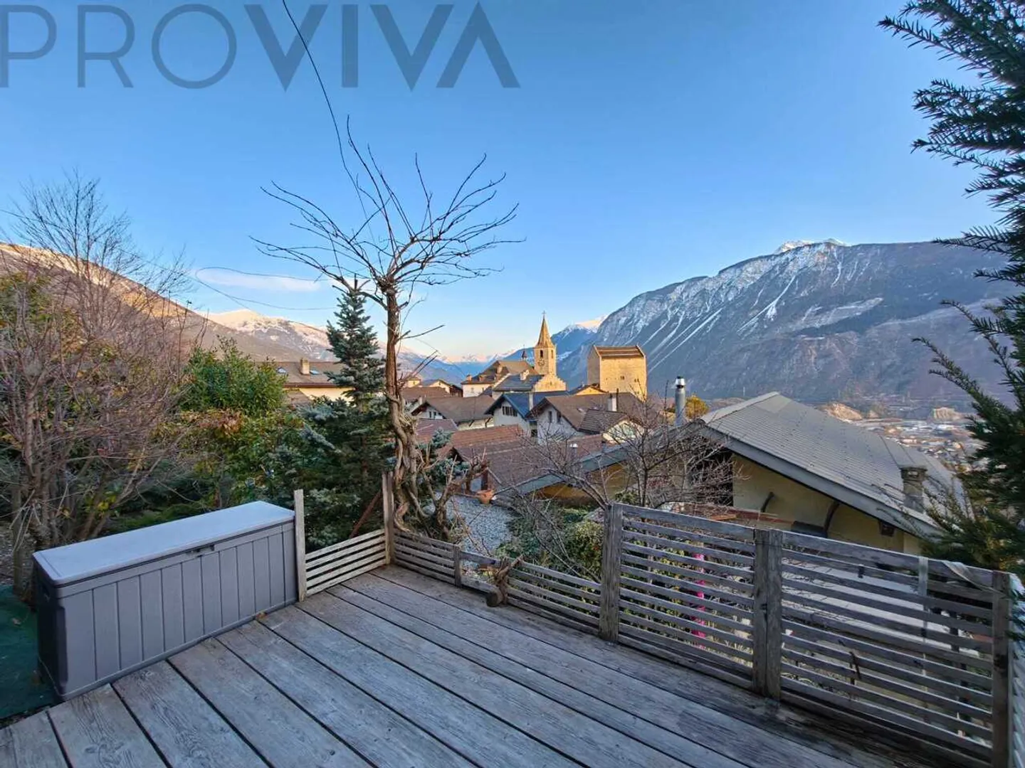 Maison familiale ensoleillée avec jardin et potentiel à Venthone - Photo 1 sur 7