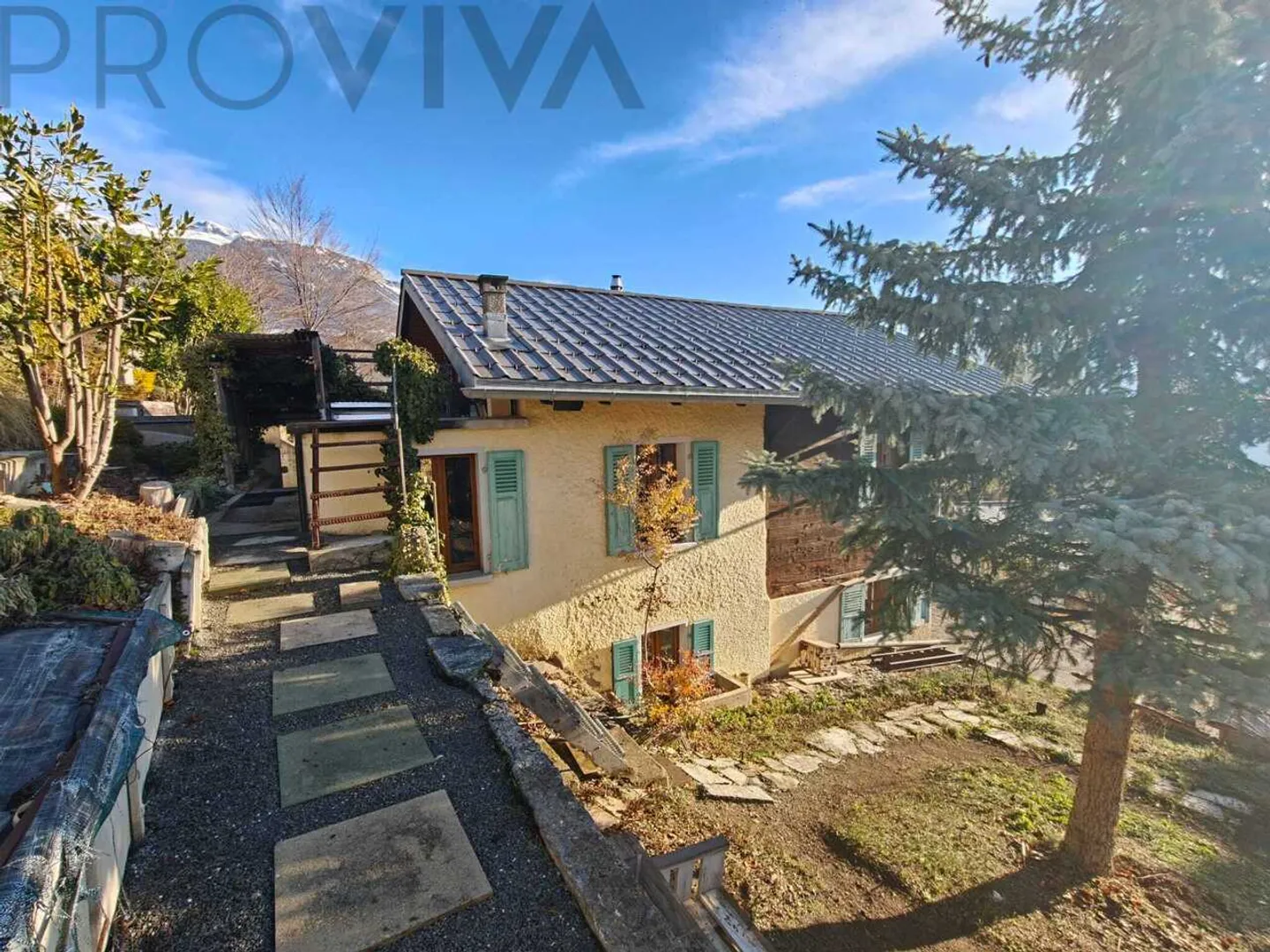 Maison familiale ensoleillée avec jardin et potentiel à Venthone - Photo 2 sur 7