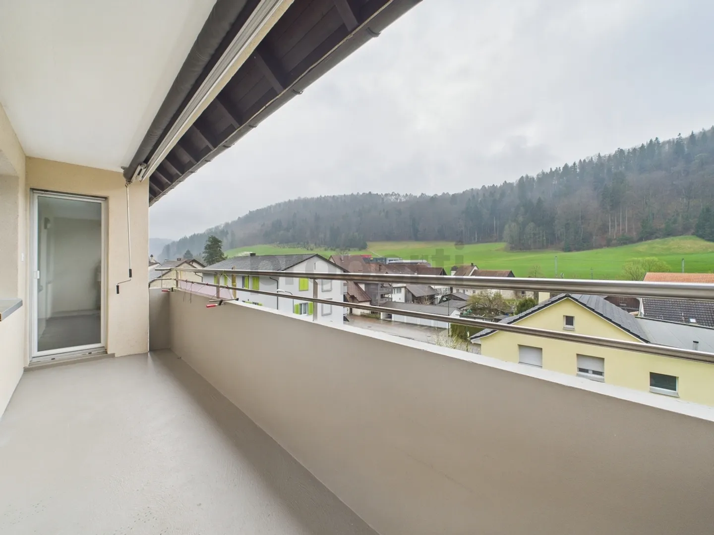 Appartement lumineux de 4 pièces avec balcon et intérieur rénové à Tecknau (BL) - Photo 1 sur 9