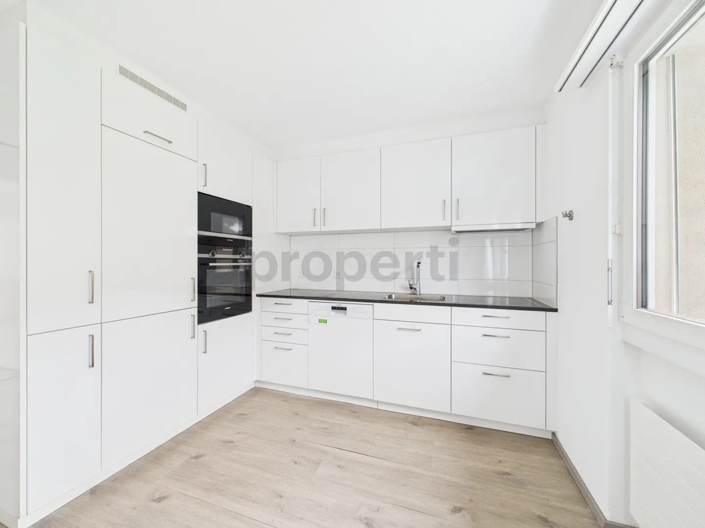 Appartement lumineux de 4 pièces avec balcon et intérieur rénové à Tecknau (BL) - Photo 2 sur 9